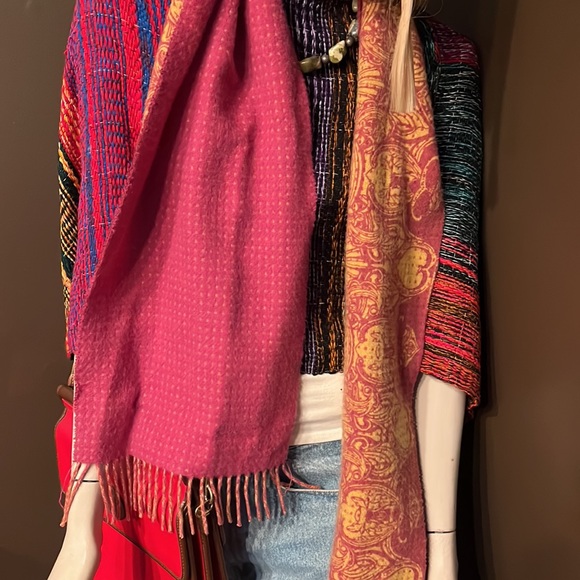 ✨FLASH SALE✨Amicale Cashmere Scarf Pink Yellow Gold Reversible Heart Patterns - Picture 6 of 8